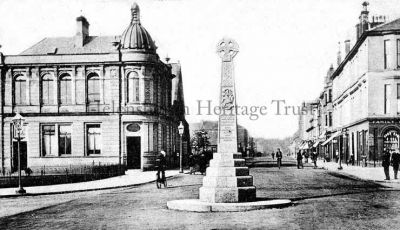 Centenary Cross
The pink granite centenary cross in the centre of Colquhoun Square in 1905. It was donated in 1903 by Sir James Colquhoun, the 30th of Luss and 5th Baronet, to mark the centenary of the granting of the Burgh Charter in 1902. Later it was moved to the north west quadrant of the square for road safety reasons.
