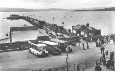 Coaches at the pier
Three coaches wait at Helensburgh pierhead for the arrival of the next steamer. Date unknown.
