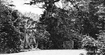 Comet flywheel
The Comet flywheel and Henry Bell's anvil were on display in Hermitage Park for many years, then were moved to the East Bay as part of the 2002 Helensburgh bicentenary celebrations. Image circa 1926.
