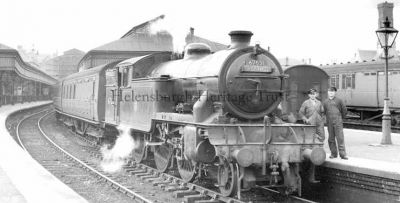 Helensburgh engine
V1 Engine no.67631, a Gresley design introduced in 1930 and weighing 84 tons, pictured at Helensburgh Central in November 1952.
