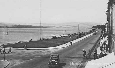 Old car on seafront
West Clyde Street, Helensburgh, at the pierhead, looking west. Image pre-1945.
