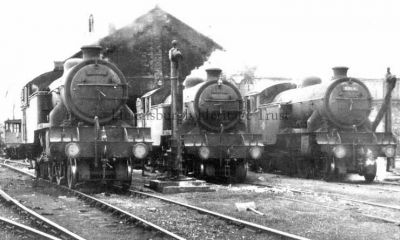 Engines at Helensburgh
Three V1 engines â€” 67628, 67655 and 67616 â€” are pictured at the Helensburgh shed, circa 1960. Several engines were based at Helensburgh although they were nominally allocated to Parkhead. Of Gresley design and introduced in 1930, engines in this class weighed 84 tons.
