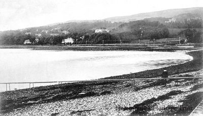 Looking towards Rhu
A view of the Gareloch from Kidston Park looking towards the Ardencaple Inn, circa 1906. In the background top right is the mansion Glenoran, which was demolished in the 1960s.
