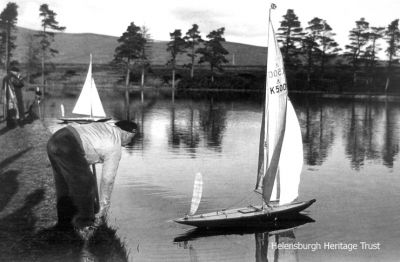 Skating and sailing pond
A well known old image of model yacht enthusiasts sailing their yachts on Helensburgh skating and sailing pond at the top of Sinclair Street. Image date unknown.
