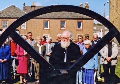 Comet flywheel
John Murray, great-grand nephew of Henry Bell, made a speech at the ceremony to mark the official unveiling of the Comet flywheel on its new East Bay site in Helensburgh during the burgh bicentenary celebrations.
