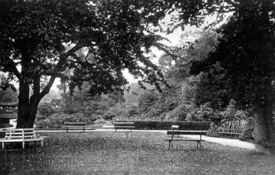 Hermitage Park
Tree seat in Hermitage Park, circa 1928.
