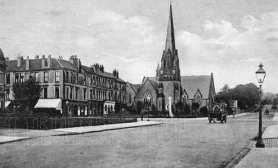 Colquhoun Square pre-1933
This picture shows the road in to the right which existed, like the other quadrants, until that one quadrant was pedestrianised. The road in to the left led to Pender's Garage, as well as the Post Office.
