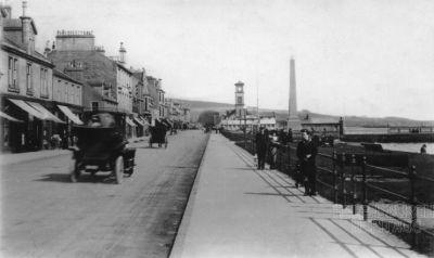 Horse as well as motor transport
Unknown vehicle in the foreground, with a horse and carriage in front of it as well as one approaching. Craigendoran Station and pier is in the far background on the right. Pre-1909.
