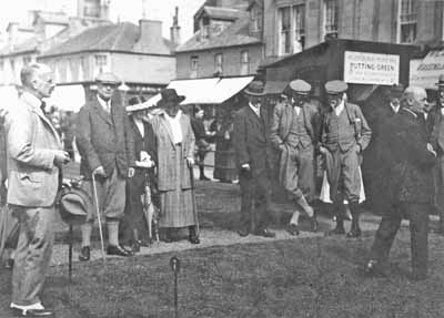Official Opening
The Helensburgh seafront putting green is officially inaugurated and opened by Provost Duncan in 1925. At the time, the cost of a round was three pence.
