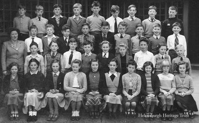 Hermitage School 1960
Miss Purdy's class at Hermitage School, circa 1960. Top from left David Smith, -, -, -, -, -, David Blair, Douglas Beaton, Jackie Kerr; 2nd top, Miss Purdy, Willy McMillan, -, -, Morris Kirk, -, -, Archie Haining, John Fraser; 3rd top Colin McCallum, -, -, -, Francis Mundie, Ian Jack, Irene Robb, Campbell Rich; front Liz Tran?, -, Dorothy Hood?, May Patterson, -, -, Wendy Swankie. Can anyone fill in the blanks? Image supplied by Ian Jack.
