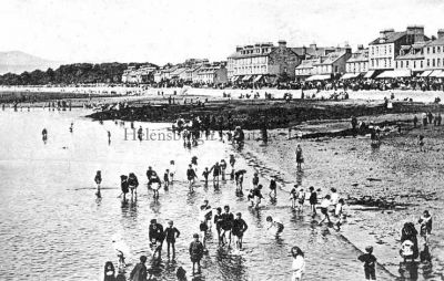 Popular Beach
A 1920 picture, published by M.C.Robertson, of West End Library, Helensburgh, showing lots of people paddling in the Clyde beside Helensburgh pier.
