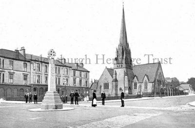 Colquhoun Square Centenary Cross
Members of the public and two police officers in Colquhoun Square before the Centenary Monument was moved from the centre of the square to the north west quadrant. Date unknown.
