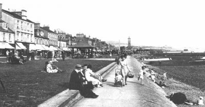 Helensburgh Esplanade
All ages enjoy the seafront. Date unknown.
