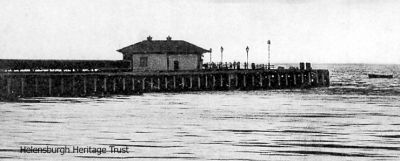 A 1925 image showing Helensburgh pier and the pierhouse.
