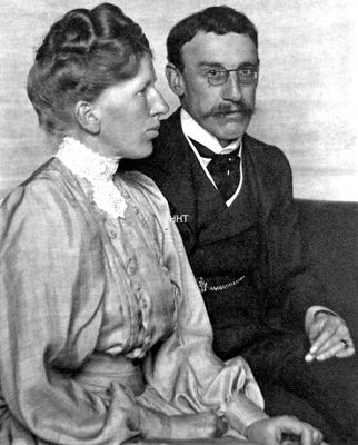 Artistic couple
Noted artist Maggie Hamilton (1867-1952) was the daughter of James and Mary Hamilton, of Thornton Lodge, Sinclair Street, Helensburgh, and brother of artist J.Whitelaw Hamilton, one of the first of the 'Glasgow Boys'. In 1897 she married architect and artist Alexander Nisbet Paterson, and the couple are seen here in their family home, Long Croft, in West Rossdhu Drive. Image by courtesy of the Anderson Trust.cx 
