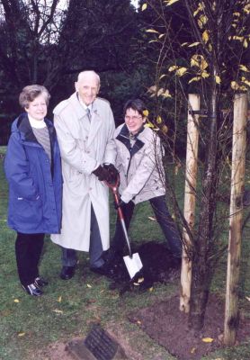 Helensburgh's Last Provost
The late Norman Glen CBE, the burgh's last Provost, plants a tree in Hermitage Park in November 2001, assisted by his daughters, Mrs Mary Pat Smith and Mrs Nancy Jackson. It replaced one he originally planted to mark the end of his term of office as Provost in 1975. The occasion helped to mark the launch of Helensburgh Tree Conservation Trust, formed by people anxious to preserve the burgh's treescape.
