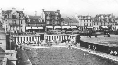 Outdoor Pond
Helensburgh's outdoor swimming pool with buses parked outside and West Clyde Street beyond. Date unknown.
