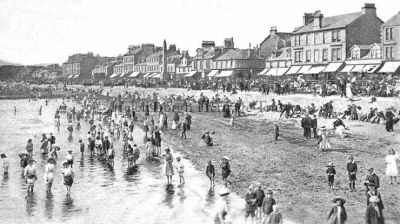 Helensburgh Seafront
Crowds enjoy the seafront at the West Esplanade, circa 1925.
