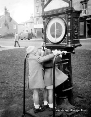 Weighing machine
A weighing machine on Helensburgh's West Promenade at William Street. 1951 image supplied by Meg Carroll, seen with her cousin Brian Williams.
