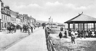 The William Street shelter
Looking east along West Clyde Street, with the now demolished William Street shelter on the right and two horse-drawn carriages on the road. Image circa 1915.
